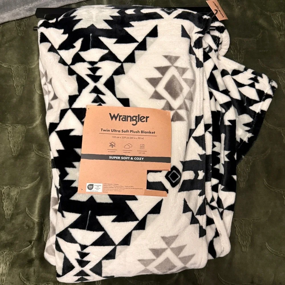 Wrangler Plush Blanket Twin Black White NEW Southwestern Tribal Geometric Aztec